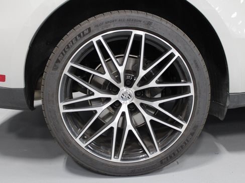 Used 2025 Porsche Macan image 12