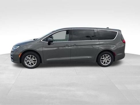 Used 2023 Chrysler Pacifica Touring-L FWD image 3
