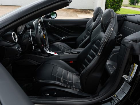 Used 2018 Ferrari California T RWD image 6