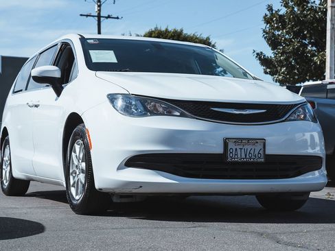 Used 2017 Chrysler Pacifica Touring image 3