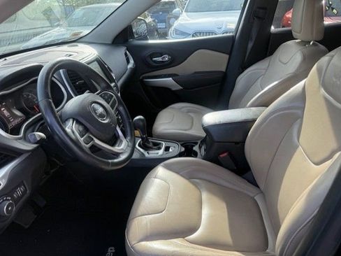Used 2017 Jeep Cherokee Limited AWD/4WD image 3
