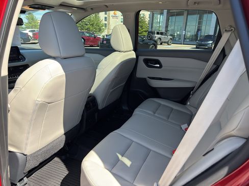 Used 2023 Nissan Rogue SL image 10