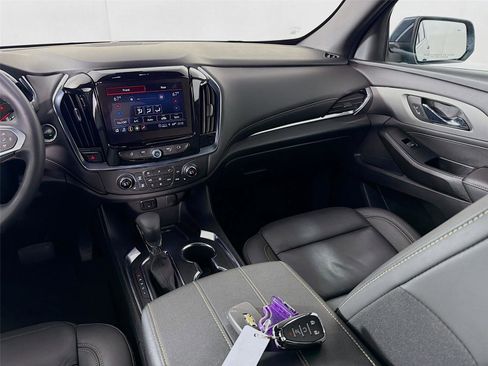 Used 2023 Chevrolet Traverse LT w/ Rear Camera Mirror Package image 23