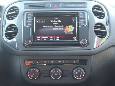 Used 2017 Volkswagen Tiguan S image 7