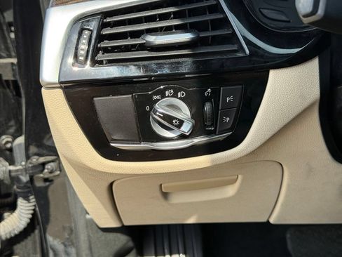 Used 2019 BMW 530i w/ Convenience Package RWD image 18