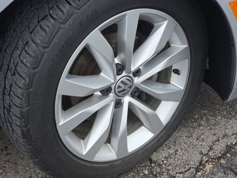 Used 2014 Volkswagen Beetle TDI image 11