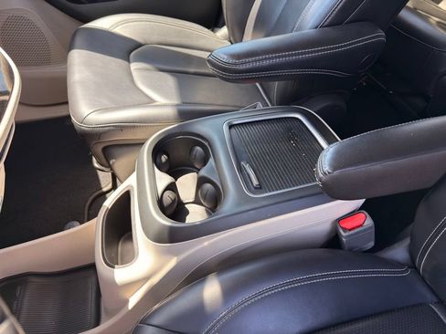 Used 2023 Chrysler Pacifica Touring-L FWD image 24
