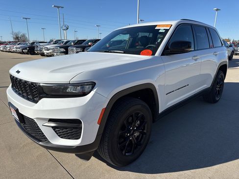 Certified 2024 Jeep Grand Cherokee Altitude image 24