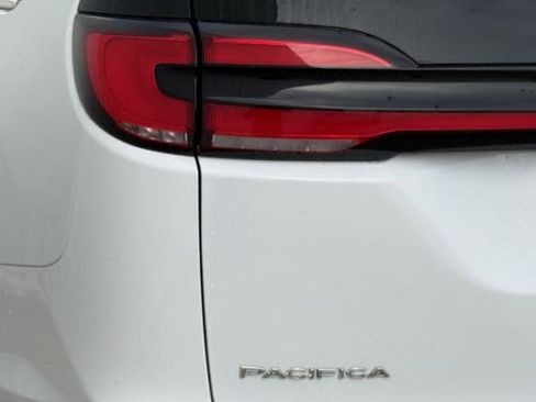 Used 2022 Chrysler Pacifica Touring-L image 6