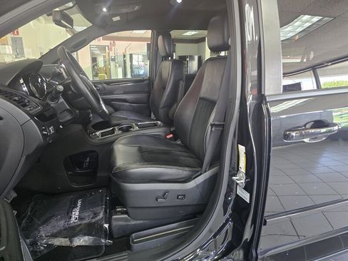Used 2017 Dodge Grand Caravan SXT w/ Driver Convenience Group FWD image 9