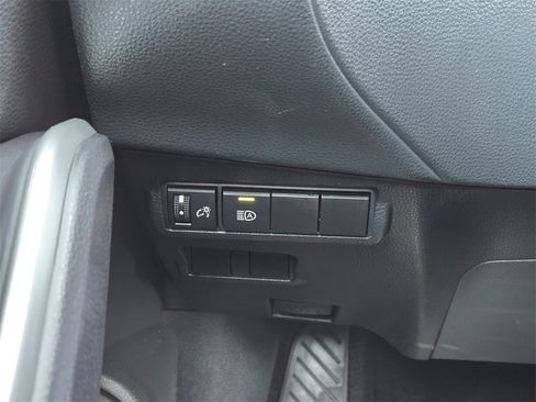 Used 2024 Toyota Corolla Cross XLE image 25