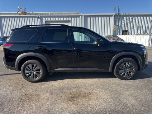 Used 2024 Nissan Pathfinder SV image 2
