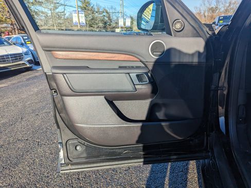 Used 2018 Land Rover Discovery HSE image 11