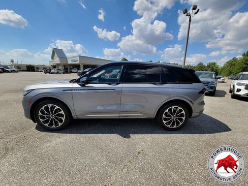 Used 2024 Lincoln Nautilus Reserve AWD/4WD image 2
