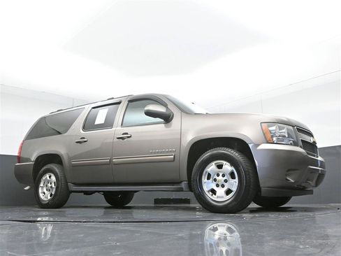 Used 2013 Chevrolet Suburban LT RWD image 31