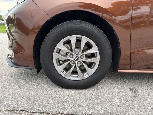 Used 2022 Toyota Sienna XLE FWD image 24