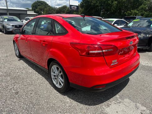 Used 2016 Ford Focus SE w/ SE Cold Weather Package FWD image 4