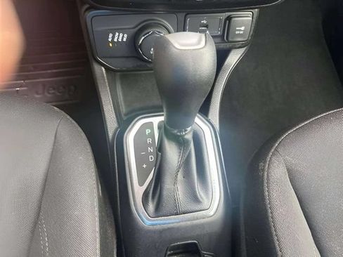 Used 2023 Jeep Renegade Latitude AWD/4WD image 11