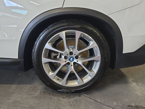 Used 2025 BMW X5 xDrive50e AWD/4WD image 32