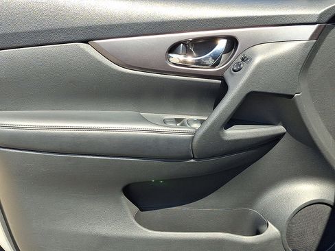 Used 2016 Nissan Rogue SV AWD/4WD image 13