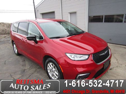 Used 2024 Chrysler Pacifica Touring-L image 1