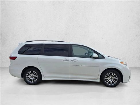 Used 2019 Toyota Sienna XLE w/ XLE Navigation Package FWD image 4