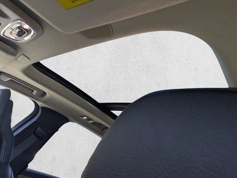 Used 2022 Volvo XC90 T6 Momentum w/ Advanced Package image 16