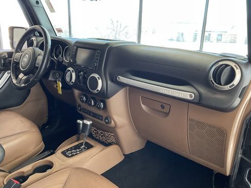 Used 2015 Jeep Wrangler Unlimited Sahara image 17