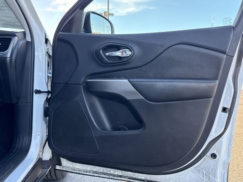 Used 2019 Jeep Cherokee Latitude w/ Popular Appearance Group image 24