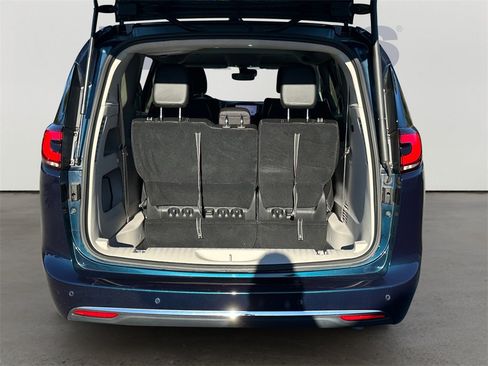 Used 2023 Chrysler Pacifica Touring-L image 14