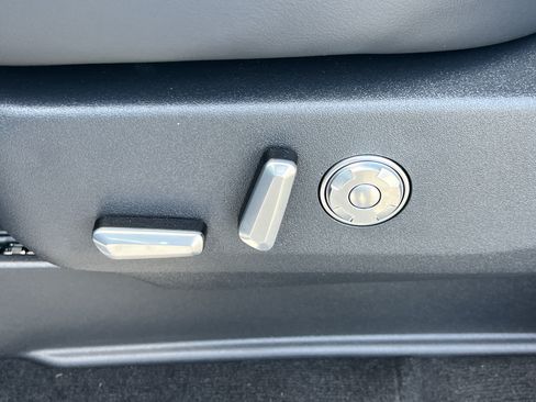 New 2027 Lincoln Navigator Premiere RWD image 32