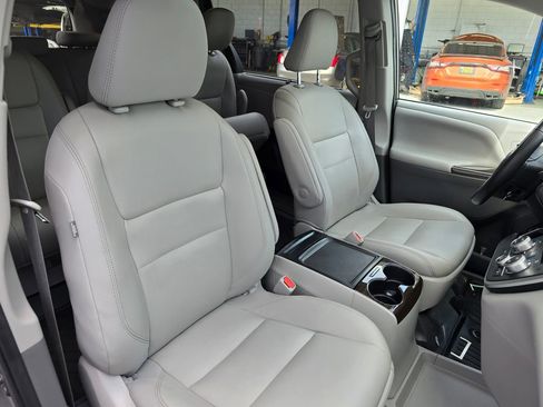Used 2020 Toyota Sienna XLE image 9