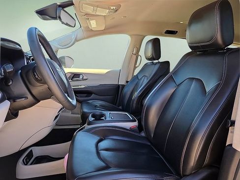 Used 2023 Chrysler Pacifica Touring-L image 17