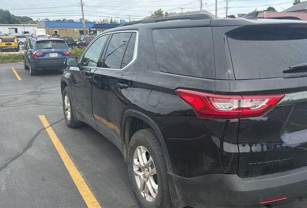 Used 2021 Chevrolet Traverse LT w/ LPO, Blackout Package AWD/4WD image 8