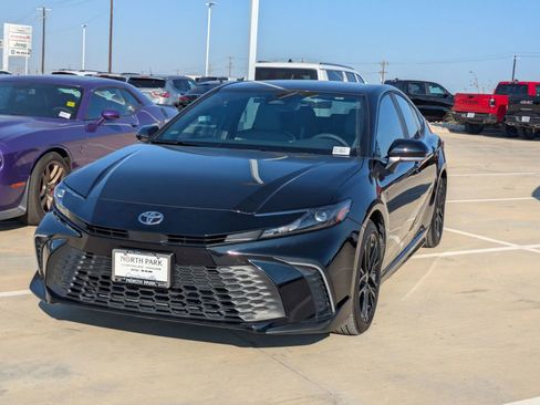 Used 2025 Toyota Camry SE image 7