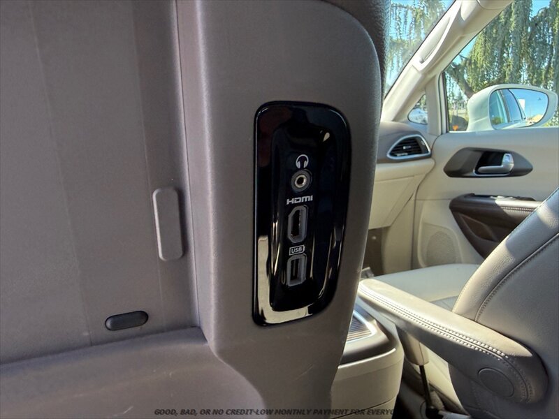 Used 2017 Chrysler Pacifica Touring-L Plus FWD image 35