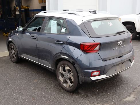 Used 2022 Hyundai Venue Limited image 8
