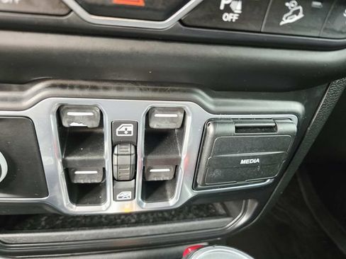 Used 2020 Jeep Wrangler Unlimited Sahara AWD/4WD image 29