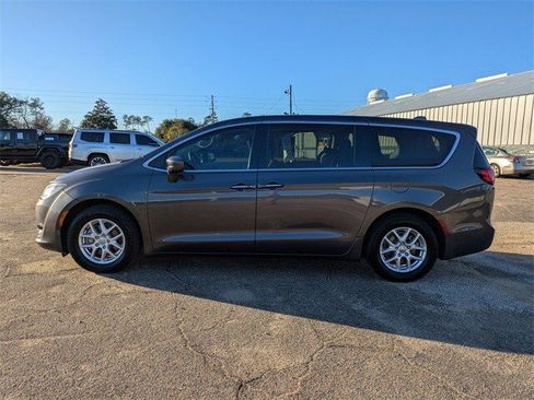 Used 2020 Chrysler Pacifica Touring image 7