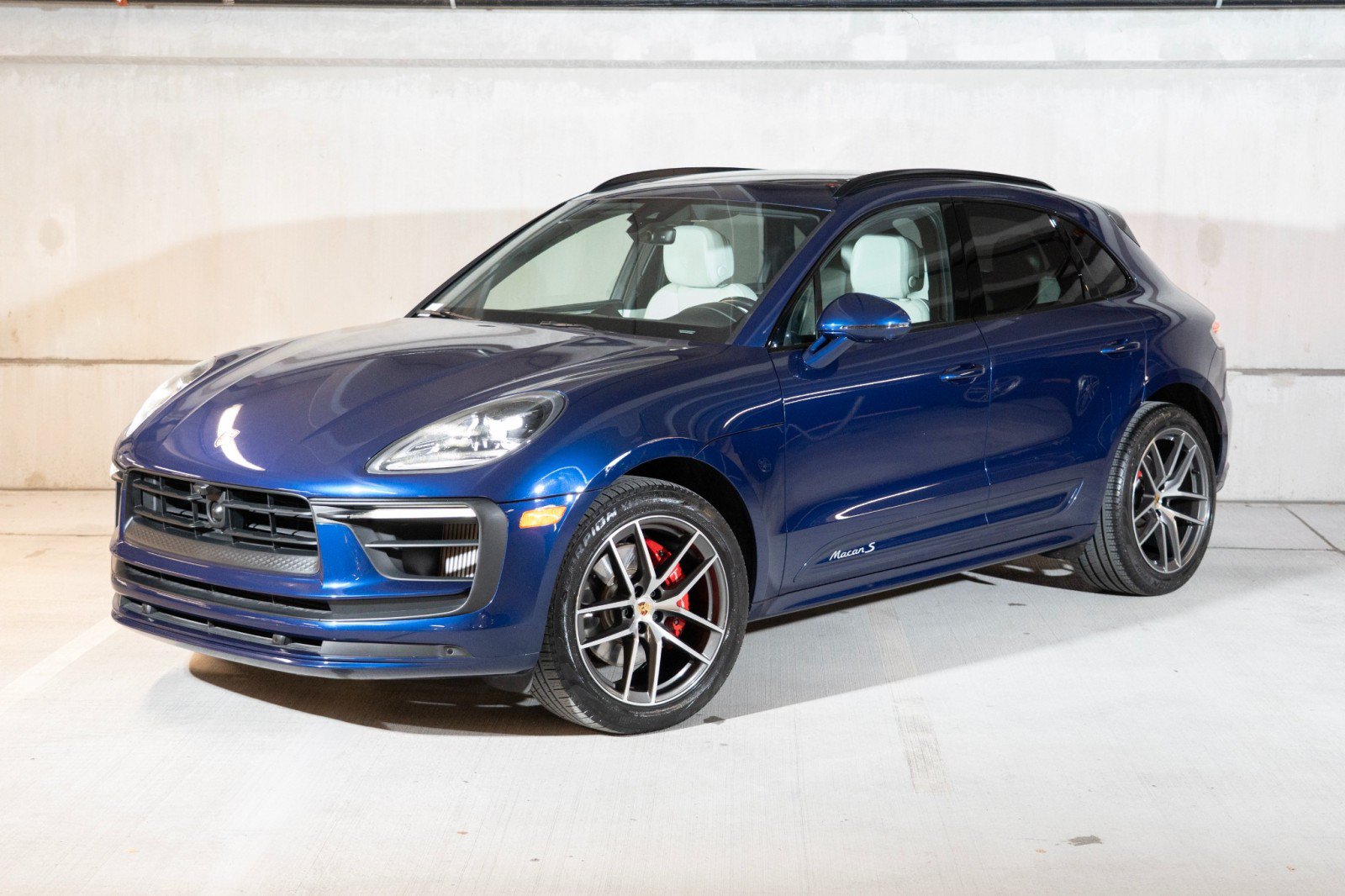 Certified 2023 Porsche Macan S AWD/4WD image 1