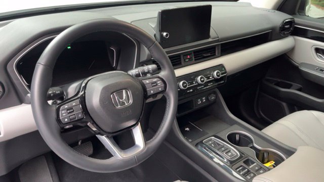 Used 2025 Honda Pilot Touring image 6