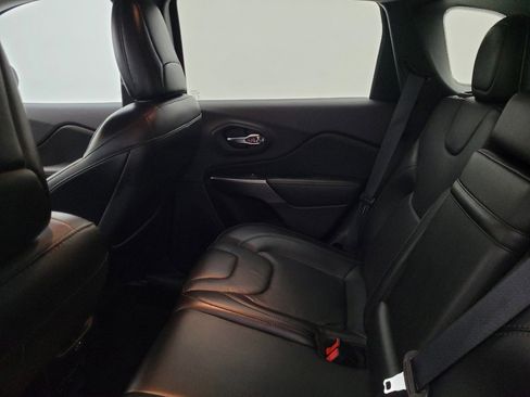 Used 2019 Jeep Cherokee Limited image 18