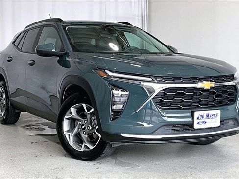 Used 2025 Chevrolet Trax LT FWD image 1