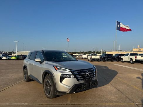 Certified 2025 Nissan Rogue SV FWD image 2