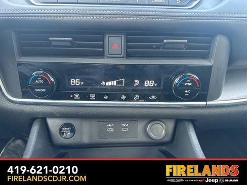 Used 2024 Nissan Rogue SV image 28