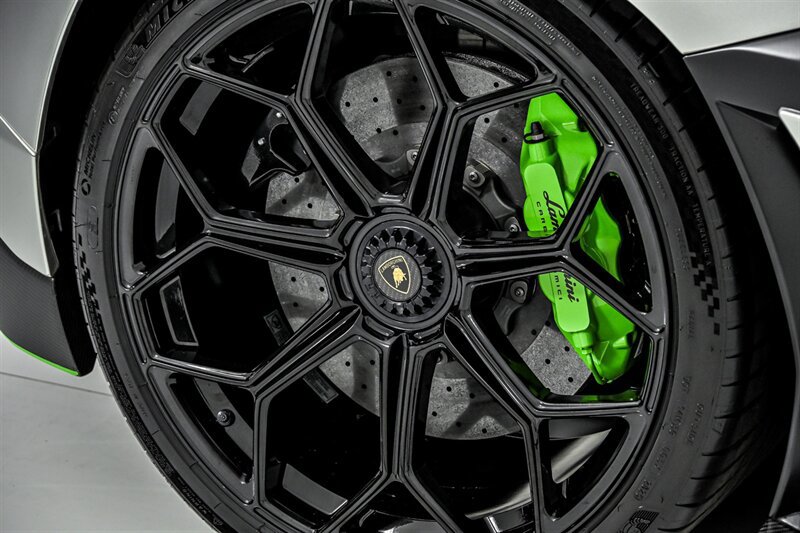 Used 2020 Lamborghini Aventador SVJ AWD/4WD image 36