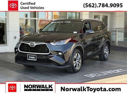 Certified 2022 Toyota Highlander XLE image 1