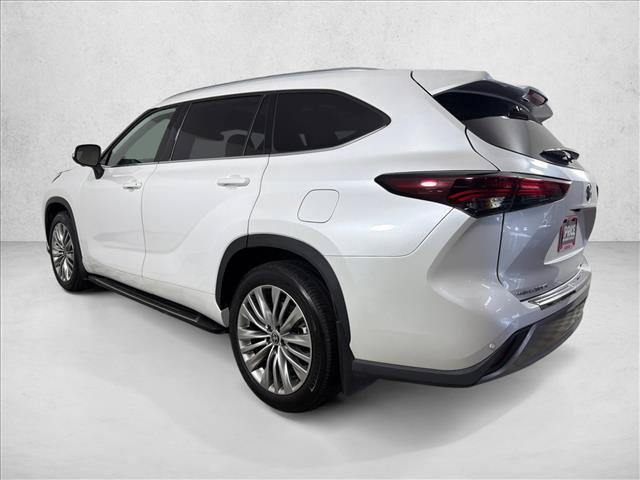 Used 2024 Toyota Highlander Platinum FWD image 7