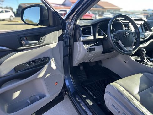 Used 2019 Toyota Highlander Limited image 14