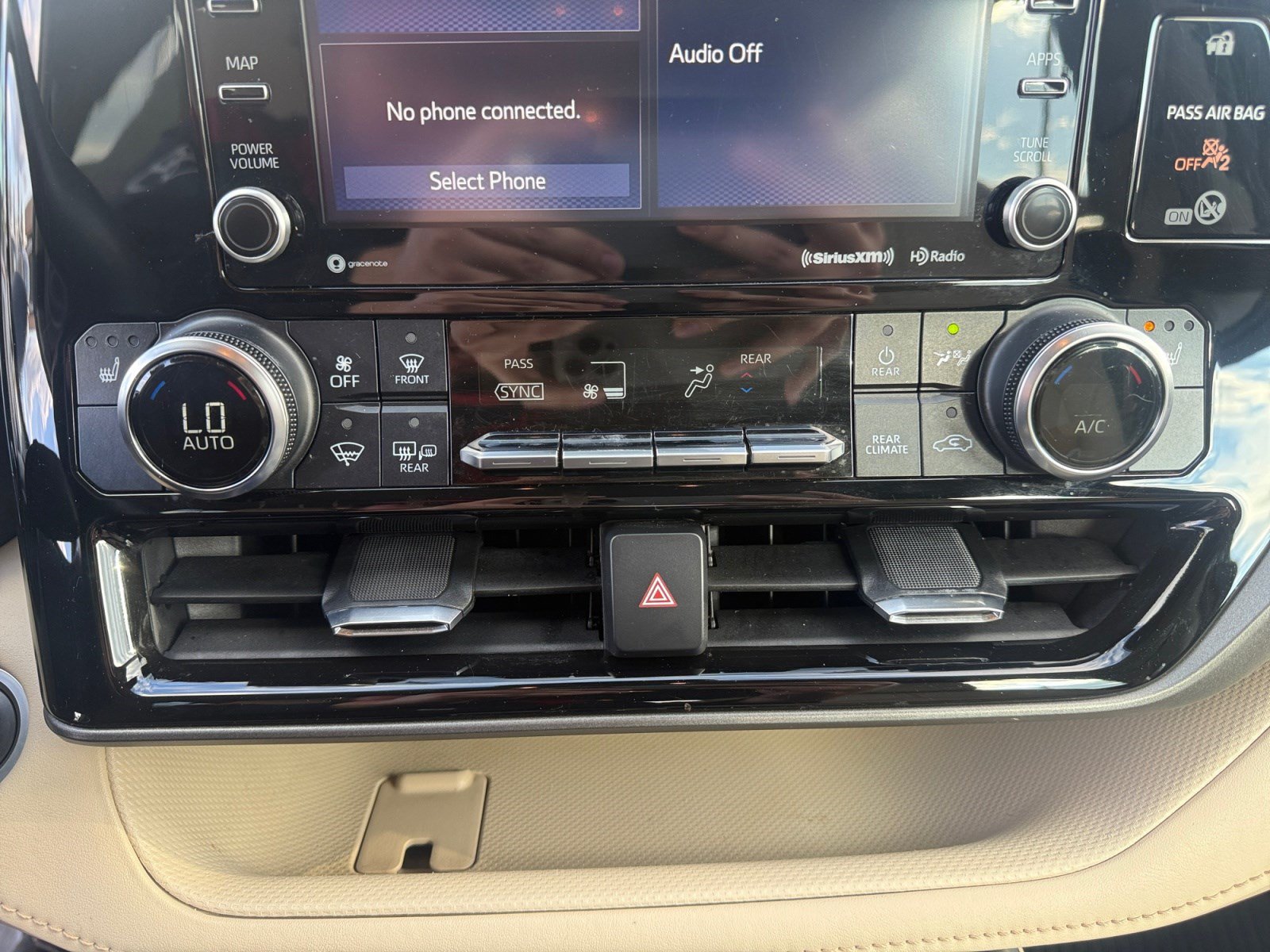Used 2021 Toyota Highlander XLE FWD image 12